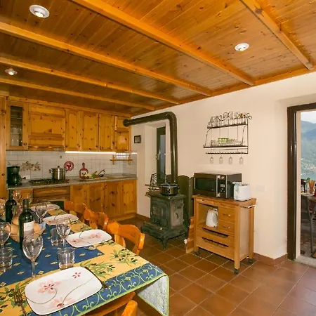 Vakantiehuis Sleeps 7 Rezzonico