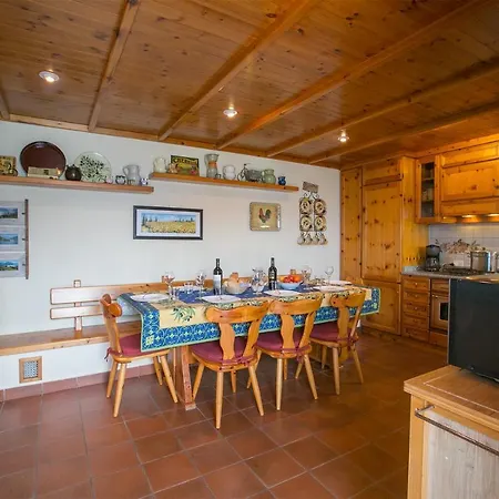 Vakantiehuis Sleeps 7 Rezzonico