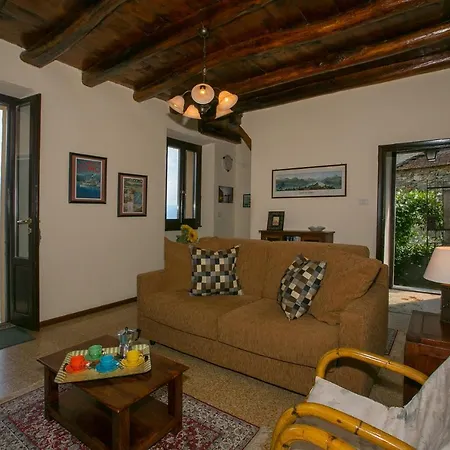 Sleeps 7 Vakantiehuis Rezzonico